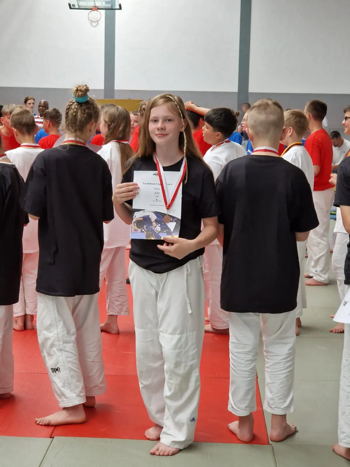 Lina mit ihrer Urkunde