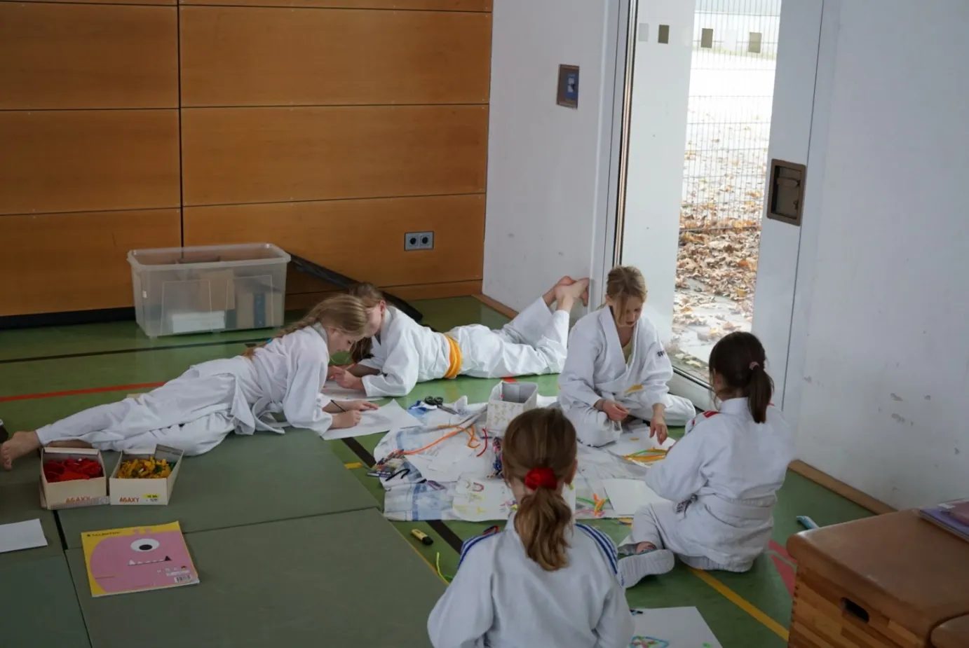 In der Kreativ-Ecke malen einige Teilnehmer*innen Bilder