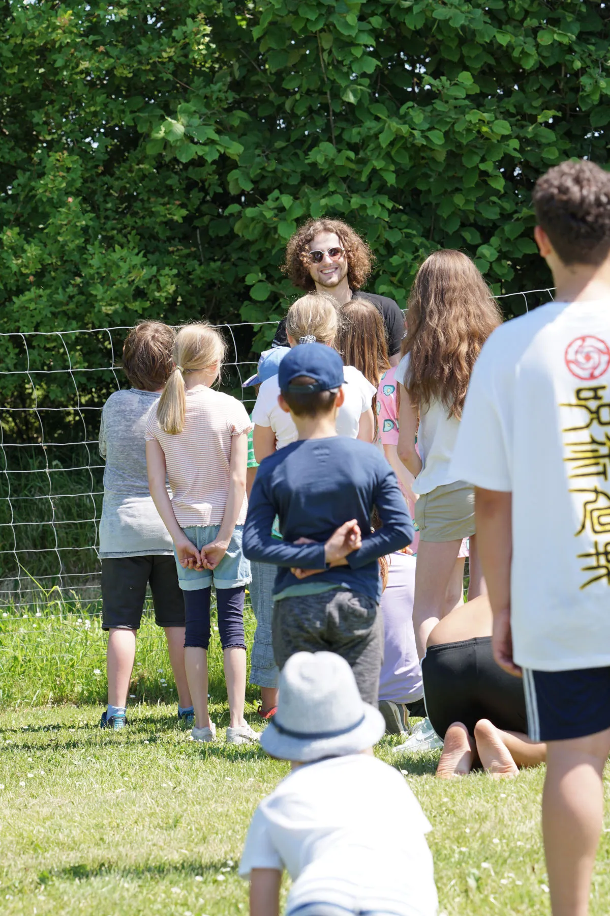 Noch ein weiterer Blick auf das "Wo ist Berta" Spiel. Viktor hat sichtlich Spaß.