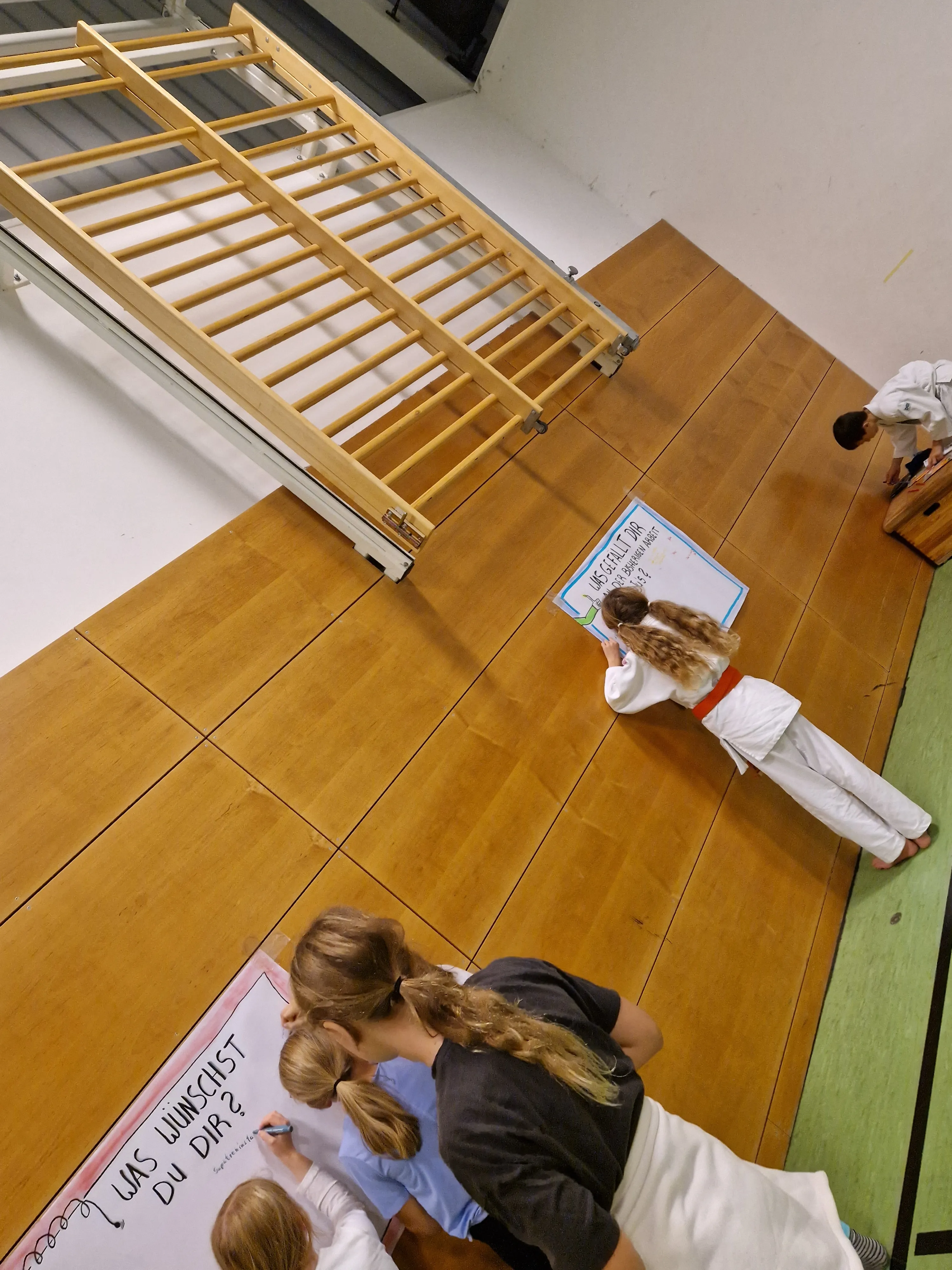 Es gab Plakate auszufüllen für Wünsche und Lob