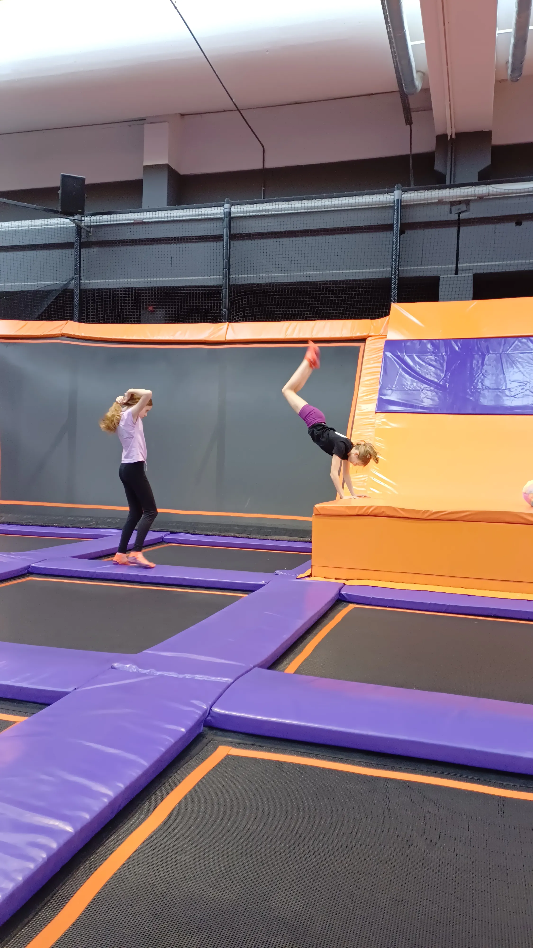 Ein Handstand auf dem Block neben dem Trampolin