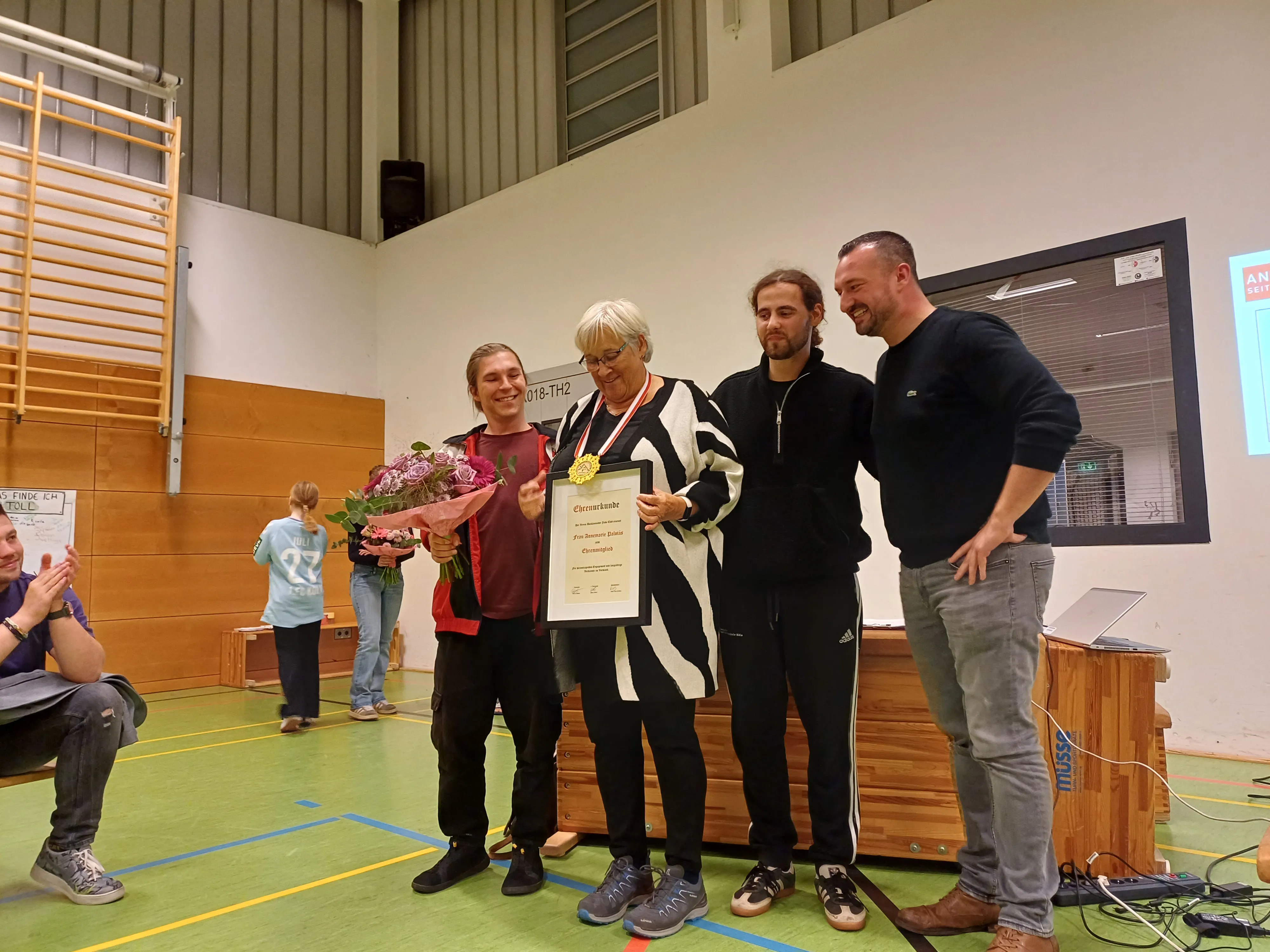 Annemarie mit Urkunde