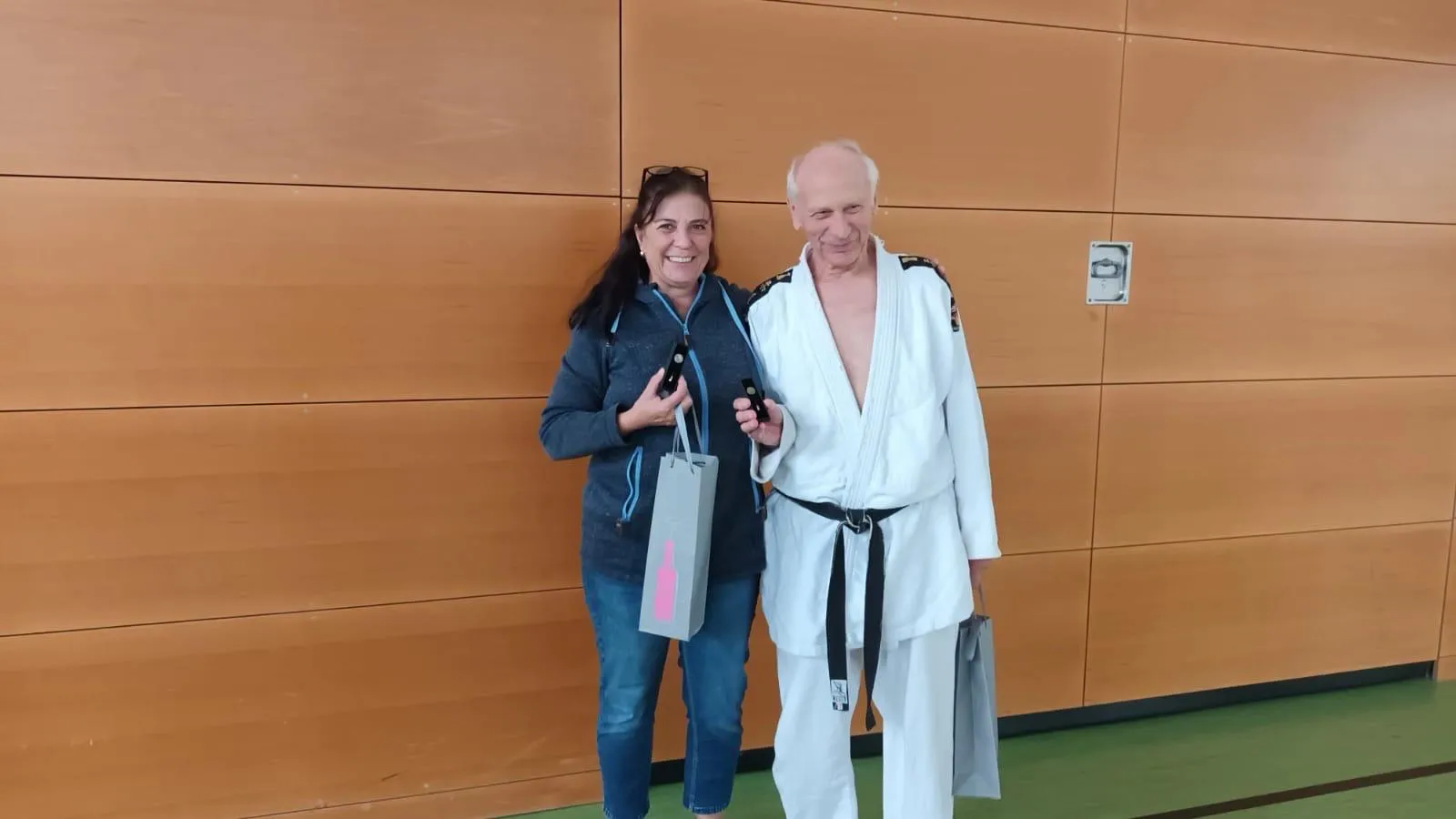 Frauke und Fritz präsentieren ihre Ehrungsnadel