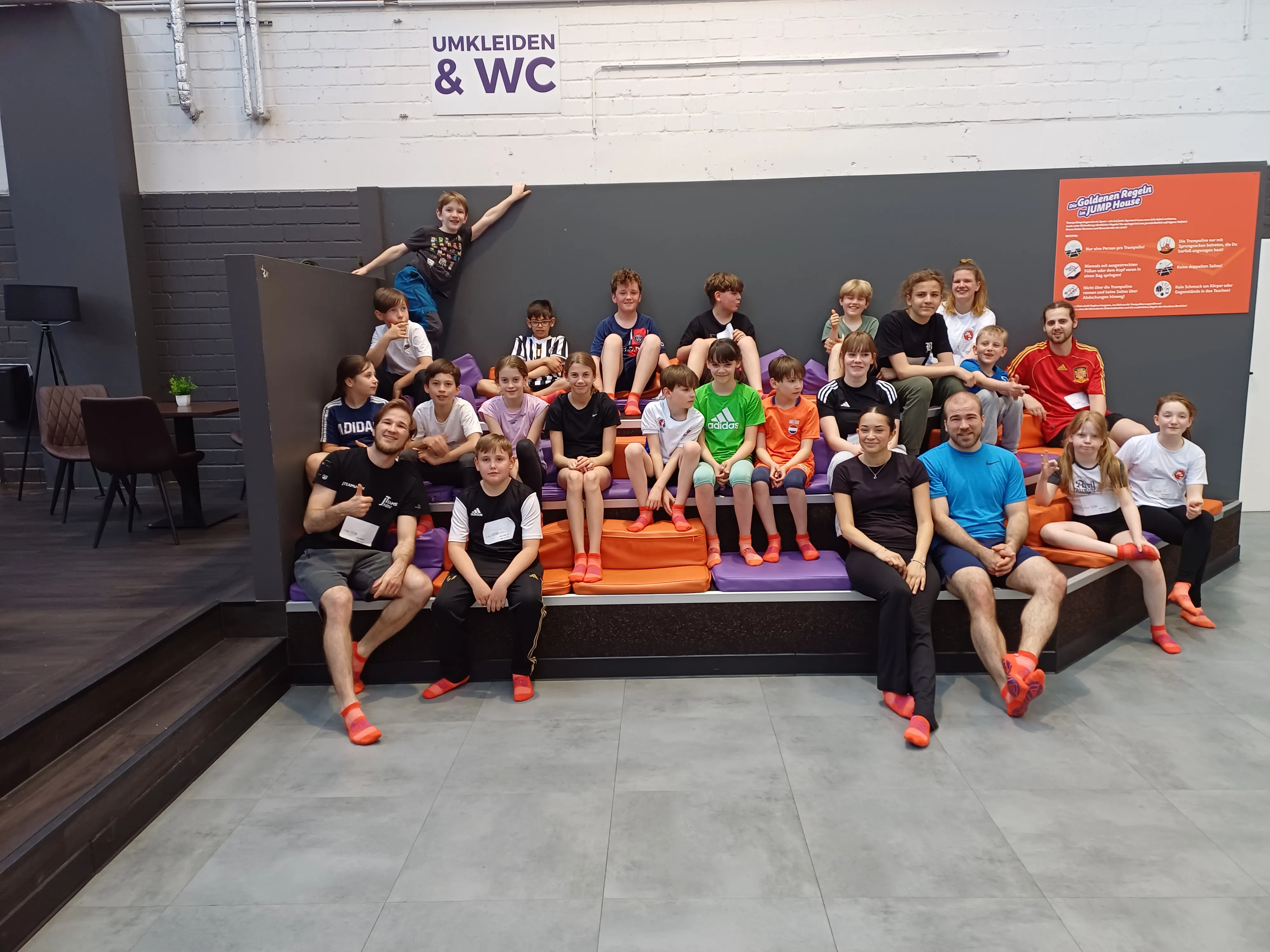 Die Kinder waren erschöpft, aber glücklich. Die Kinder waren erschöpft, aber glücklich.