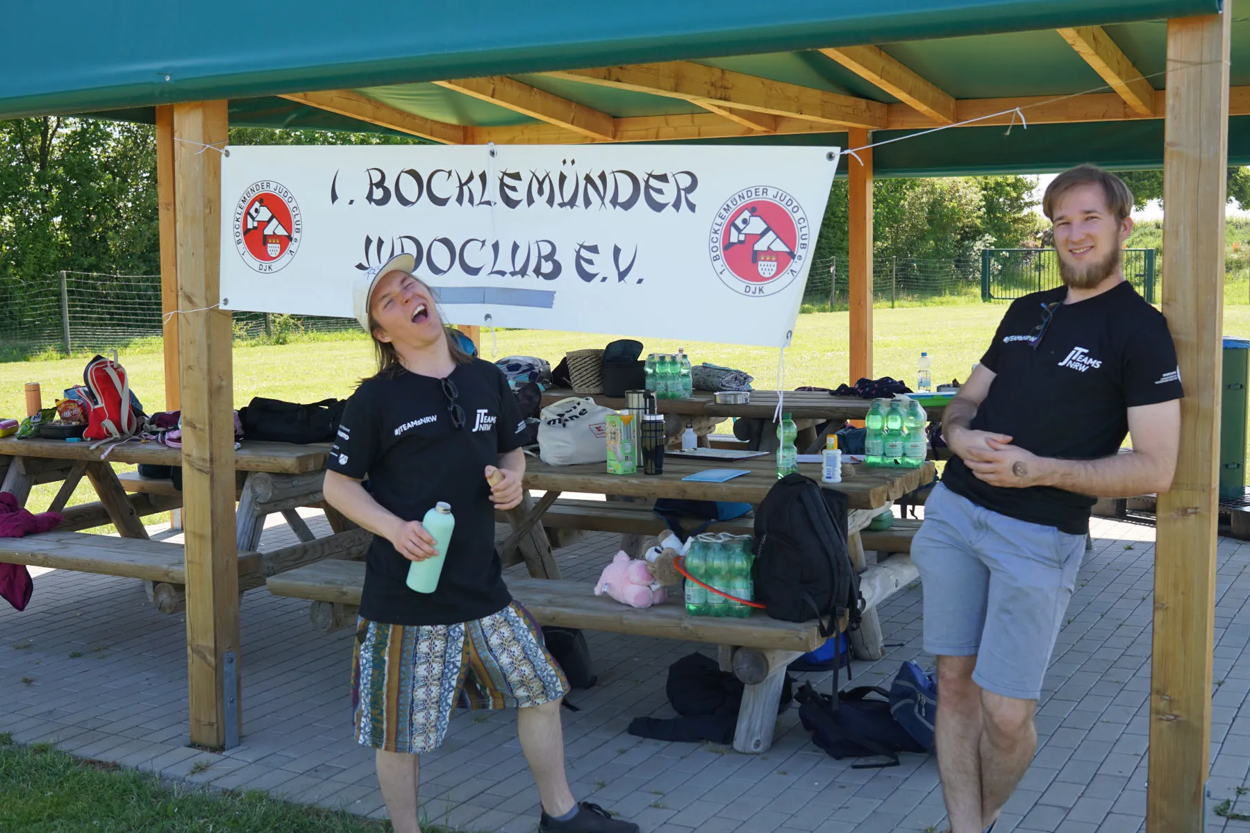 Marco und Matthias bei den Taschen. Die Stimmung ist entspannt.