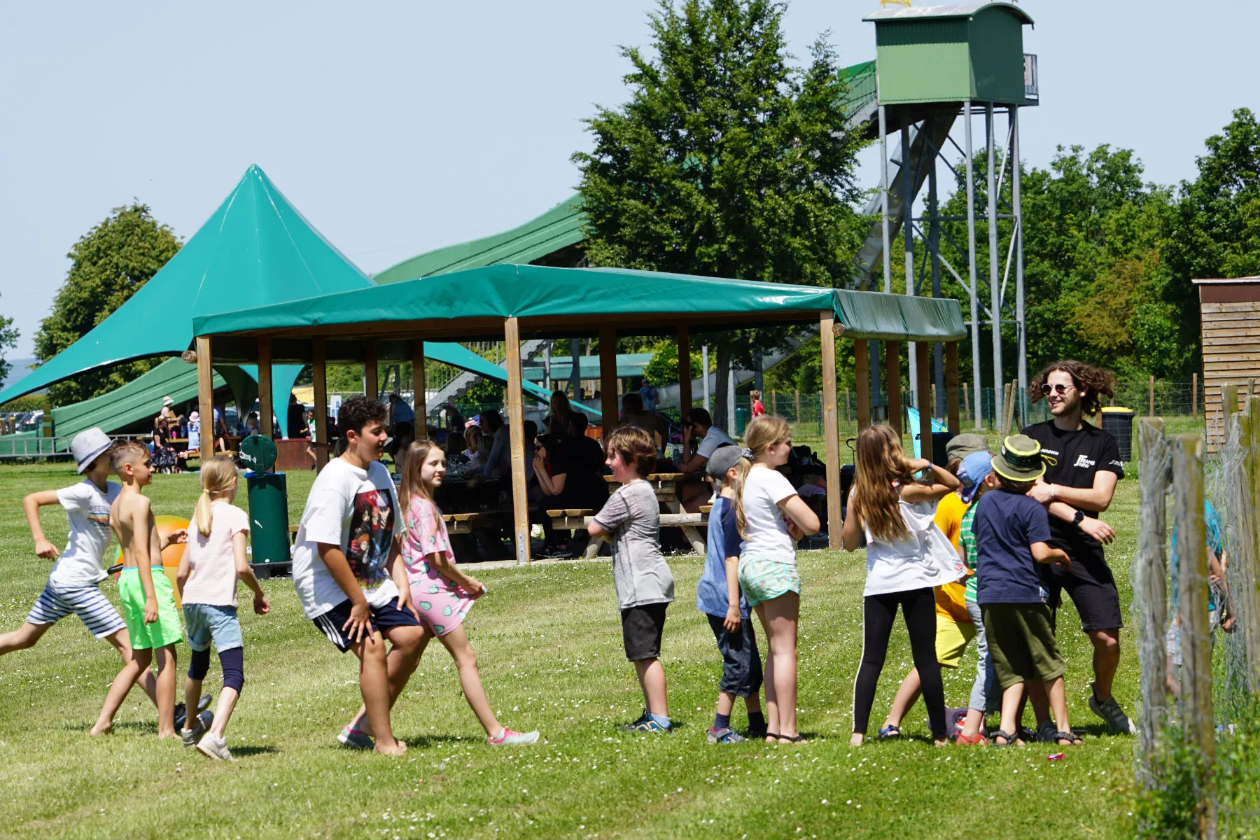 Viktor mit der Gruppe beim "Wo ist Berta" spielen