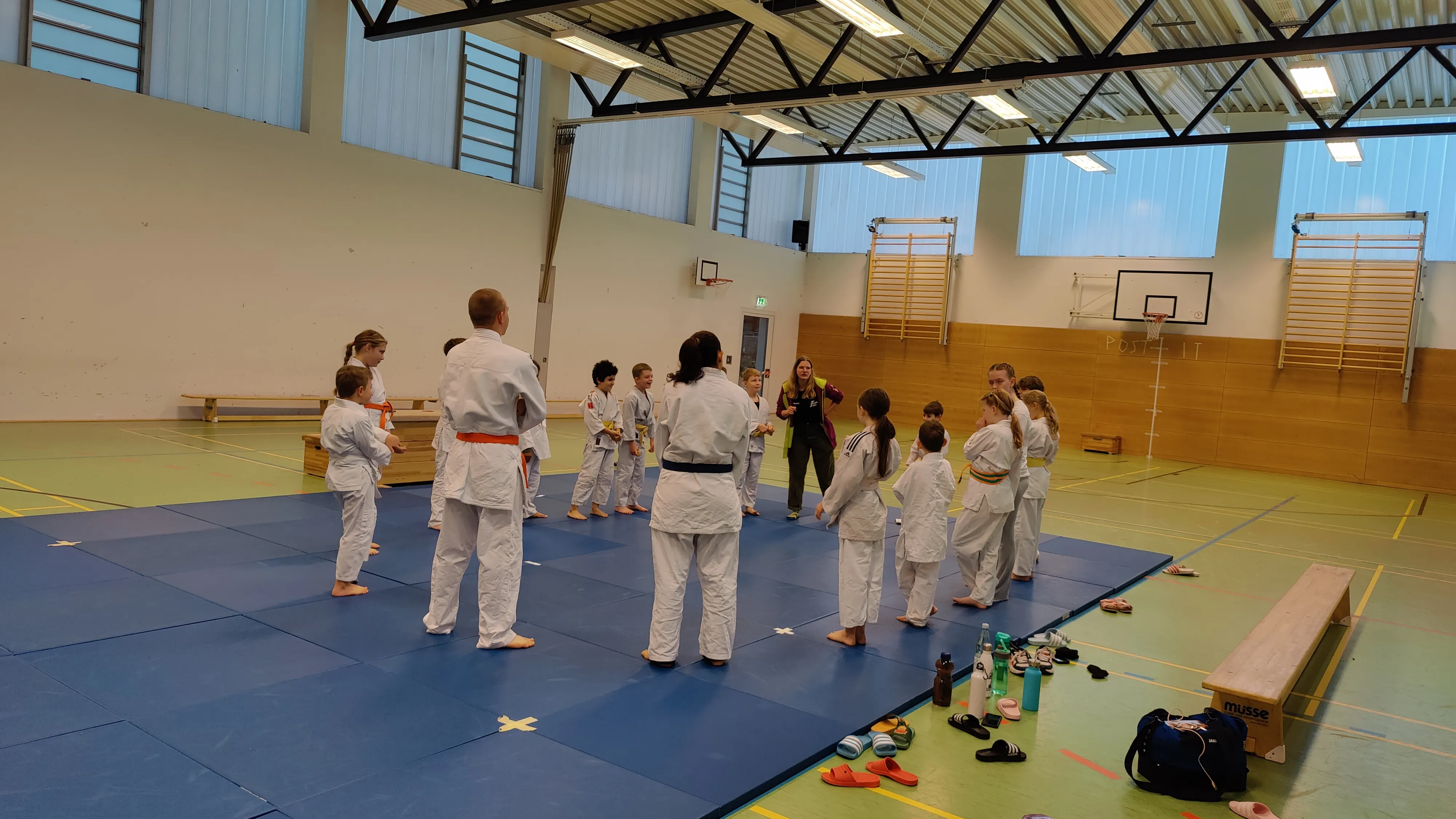 Selina motiviert die Kinder