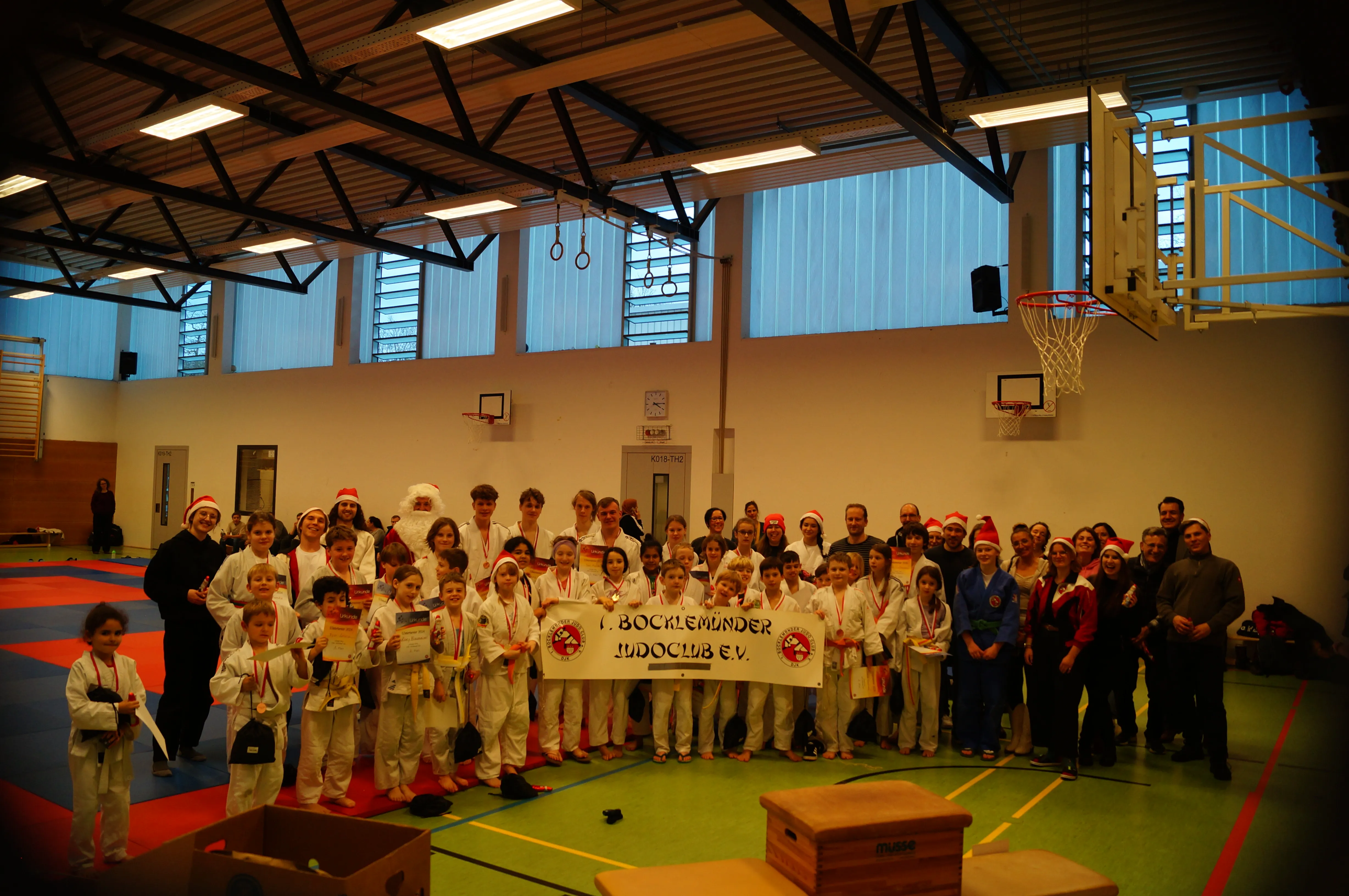 Gruppenbild mit allen Eltern und Teilnehmern