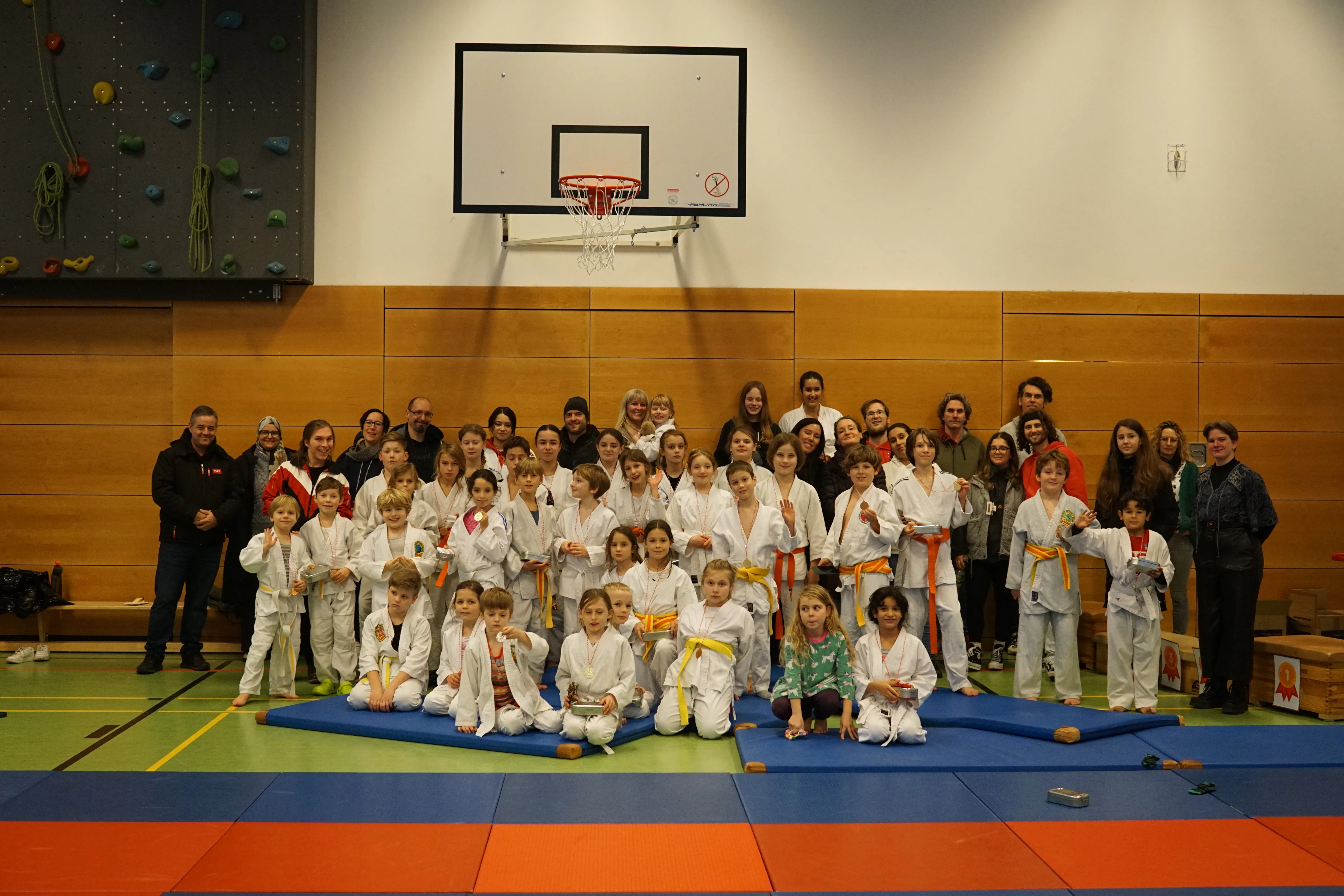 Gruppenbild mit allen Eltern und Teilnehmern