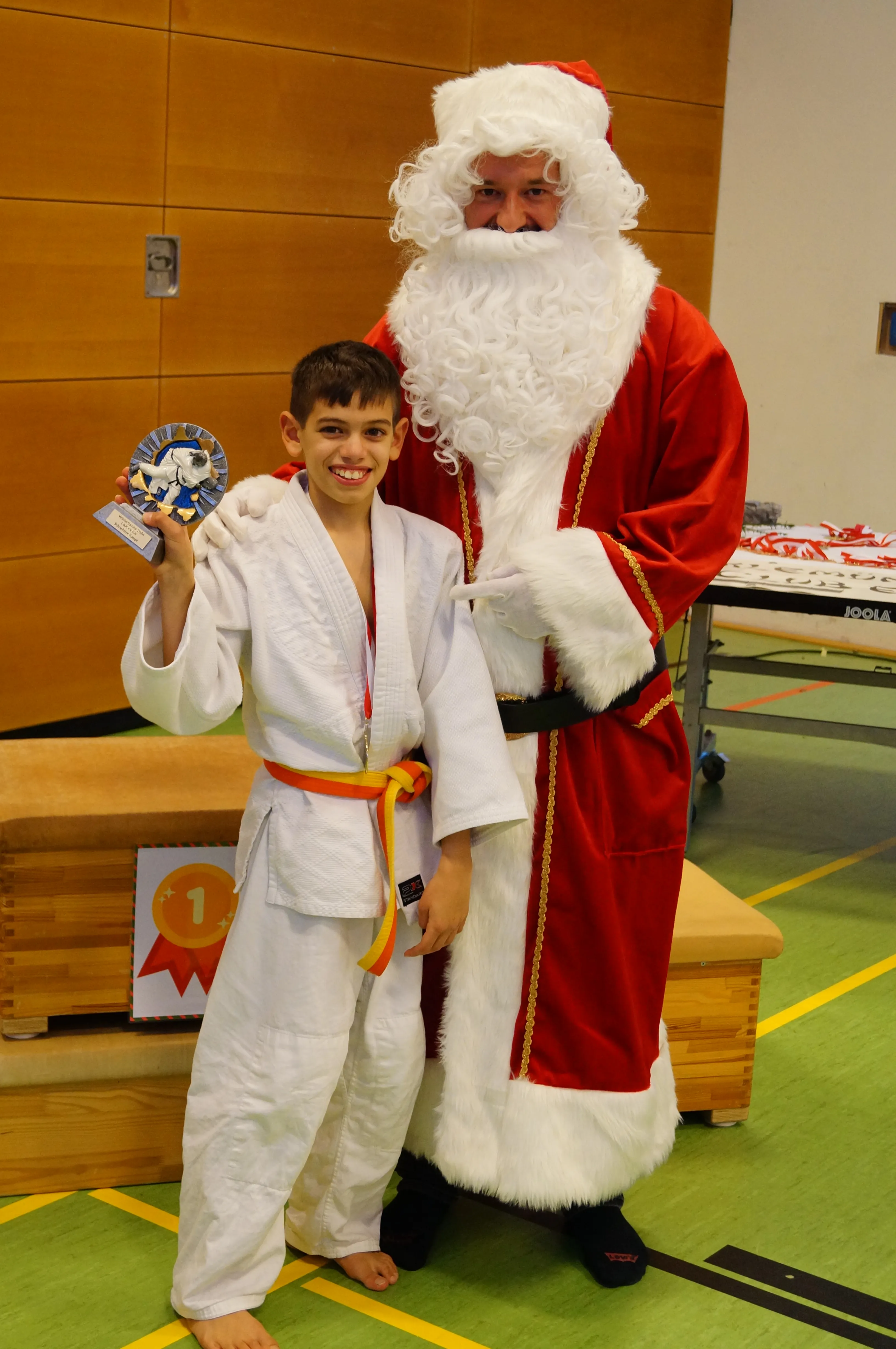 Valentino mit seinem Pokal für den schnellsten Wurf - natürlich mit dem Nikolaus!