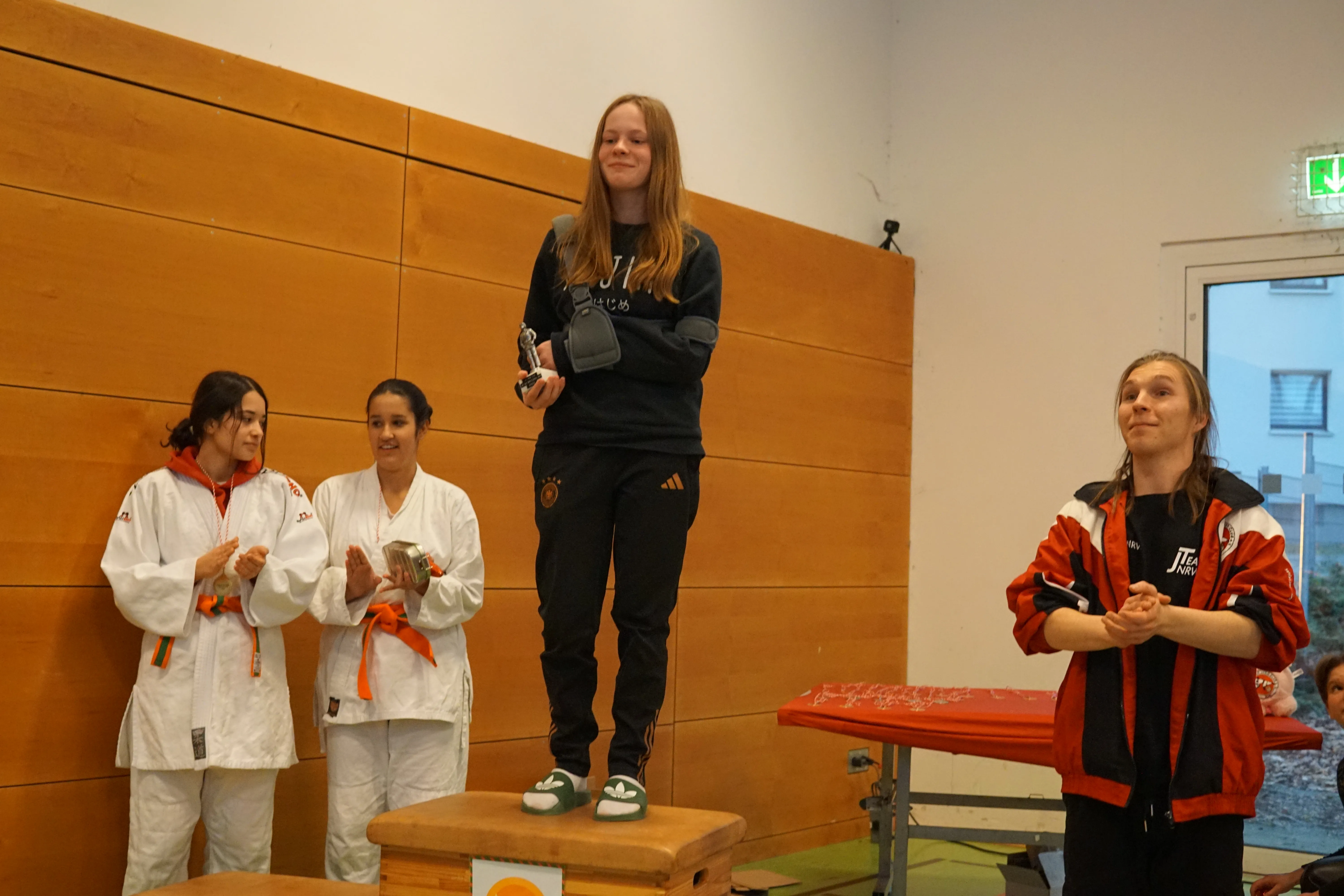 Lina ist selbst mit Verletzung noch helfen gekommen und hat sich sogar als Kampfrichterin probiert